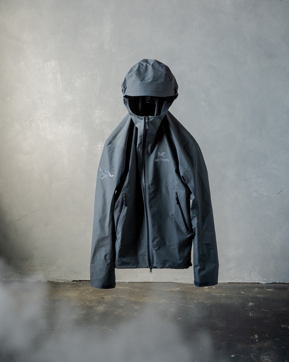 アークテリクスの傑作がオールグレーに。ビームス別注コレクションは