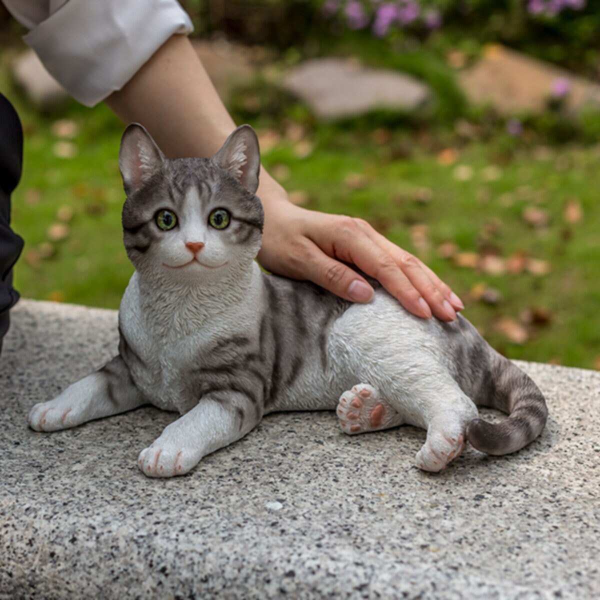 ウービア 横座りサバトラ白猫の置物 H23033 | Costco Japan