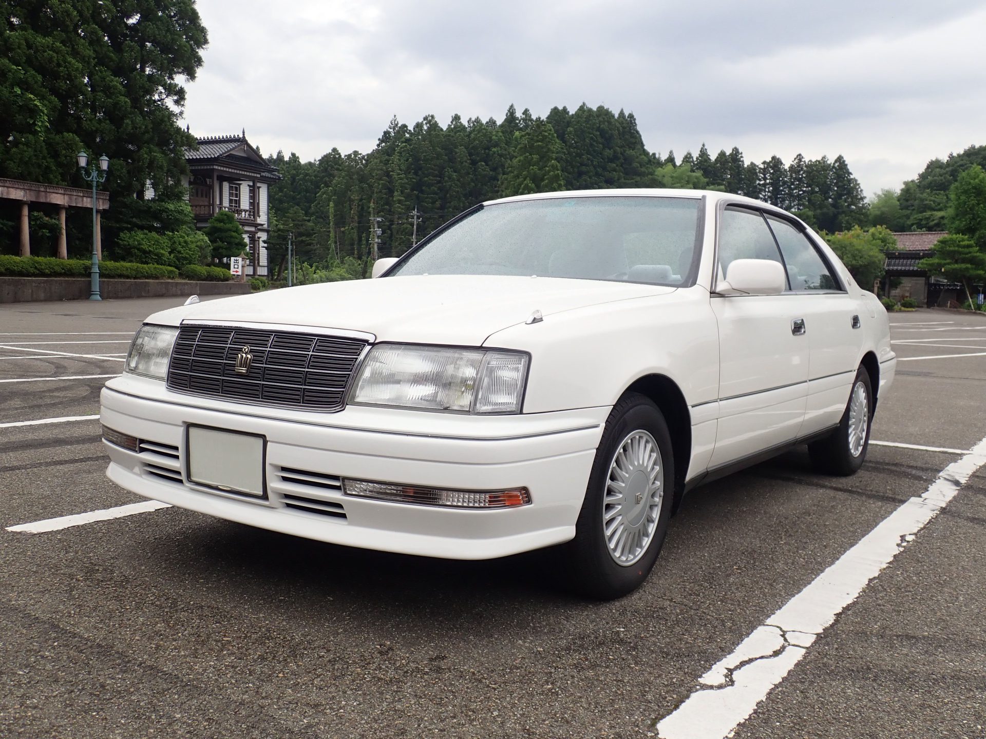 モノコックボディで軽量化を果たす / トヨタ クラウン 10代目, 1996年