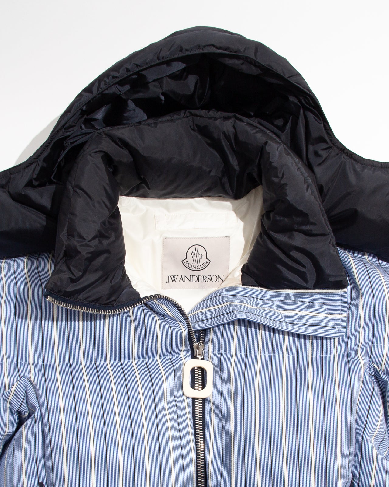 モンクレール」の衝撃コラボが復刻！「JW アンダーソン」とのダウン