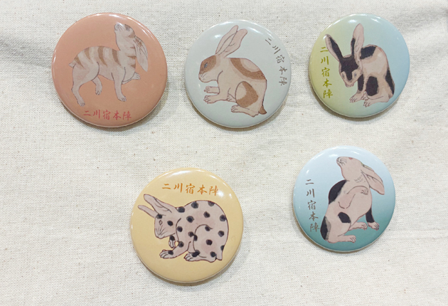 限定ウサギ缶バッジ好評 | 東日新聞