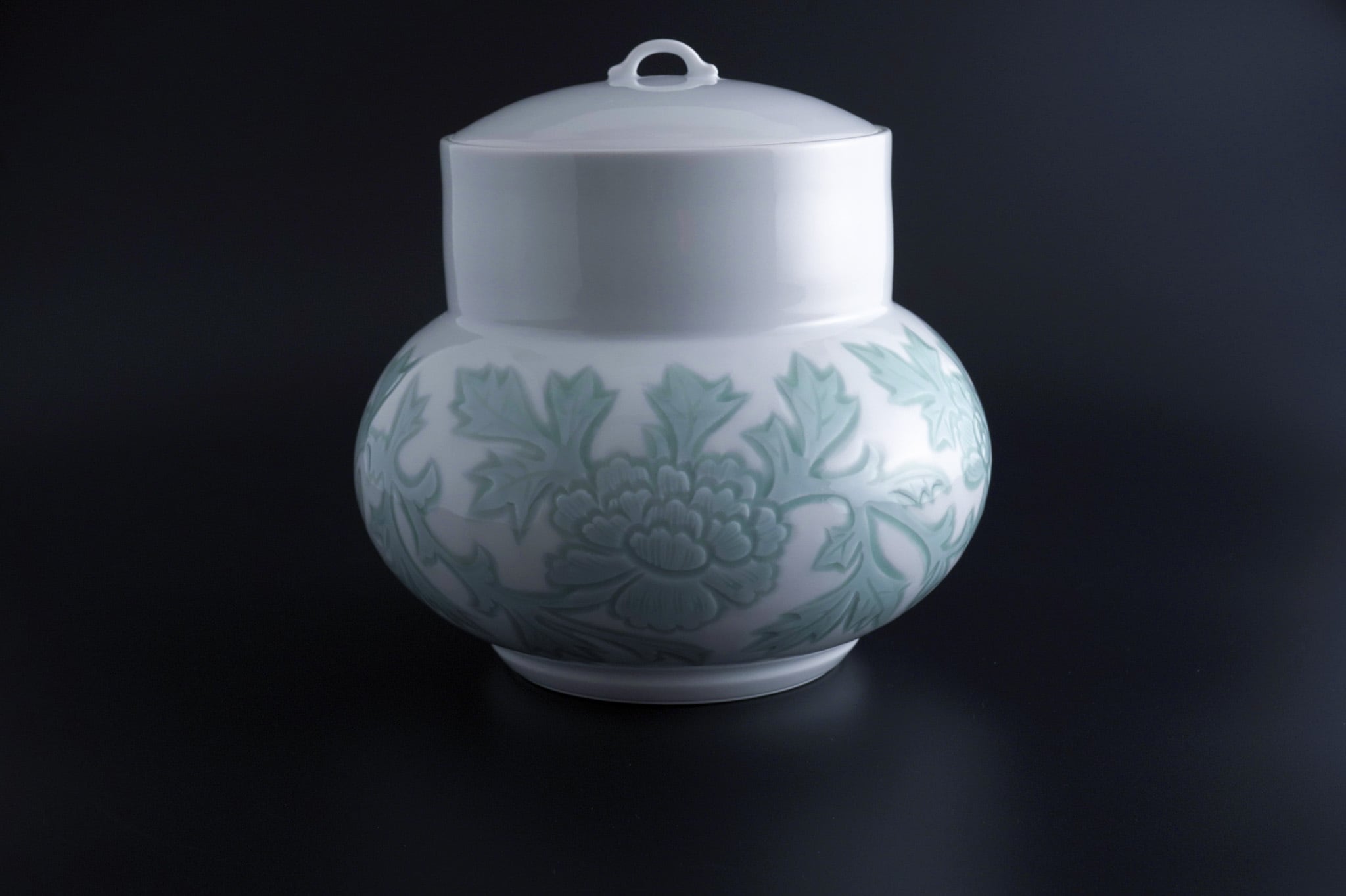 井上萬二作】白磁緑釉牡丹彫文水指 | 井上萬二窯 INOUE MANJI KILN