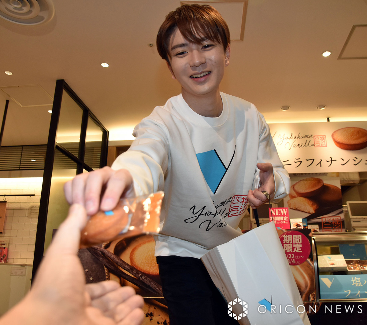 高橋優斗、自慢の新商品「塩バニラフィナンシェ」を報道陣に振る舞う