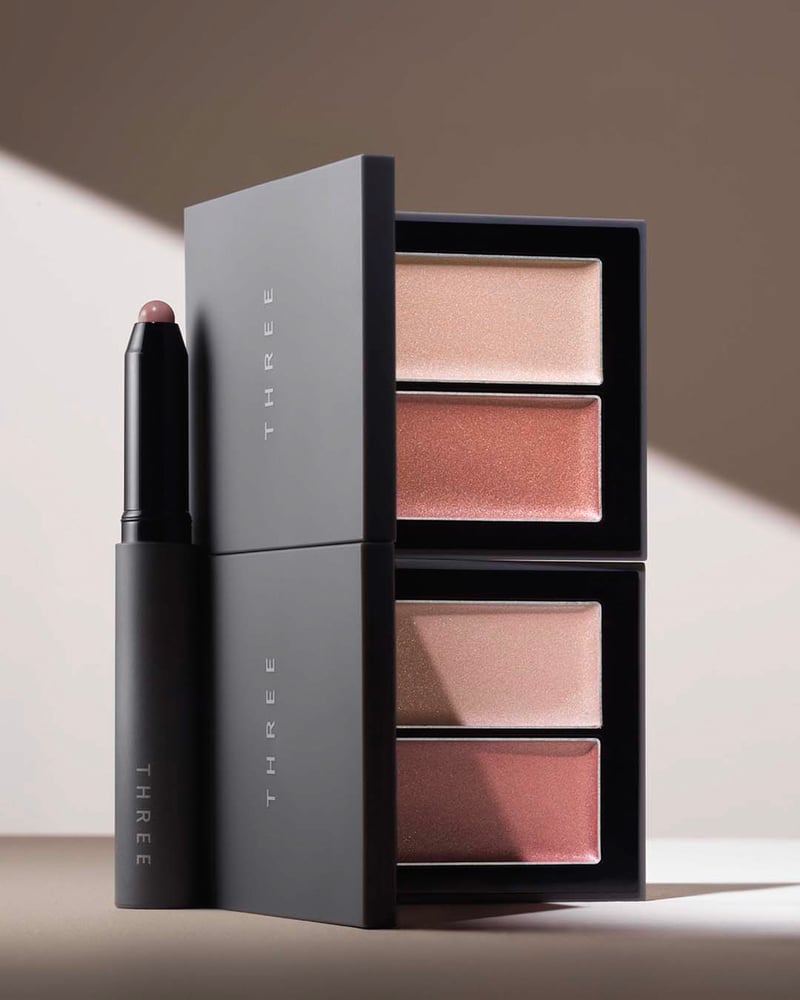 THREE「シマリング グロー デュオ」が初のリニューアル スティック