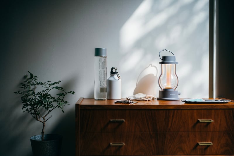 バルミューダ」キャンドルのように揺らめくLEDランタンに限定色が登場