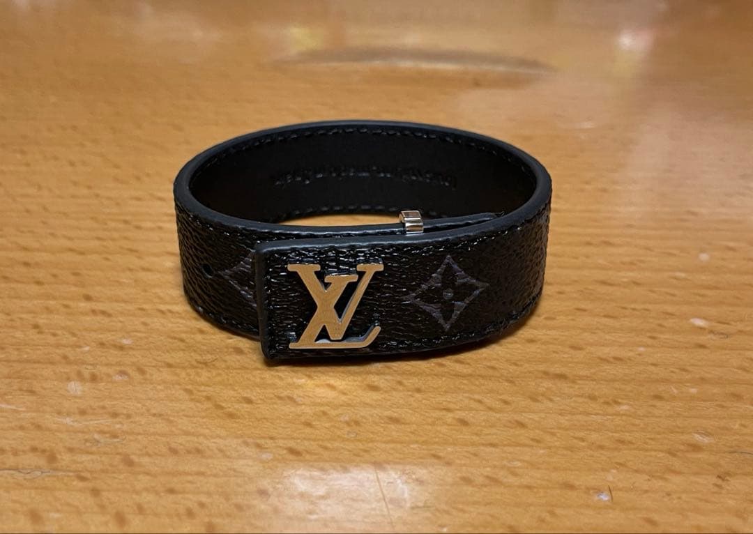 Louis Vuitton ブラックレザーシルバーバックルブレスレット