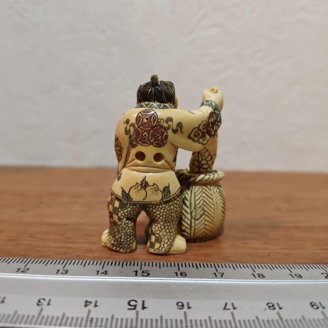 時代提物 人物根付 天然素材【魚売り】高さ約5.2cm 重さ