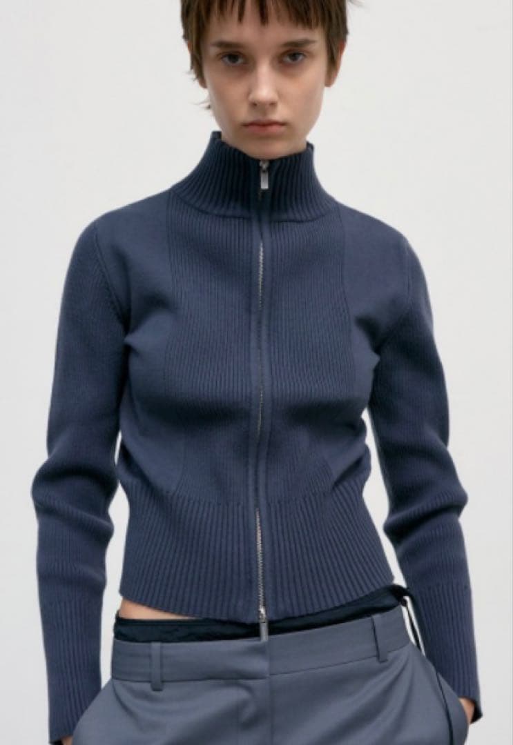 トップス LOW CLASSIC HIGH NECK ZIP-UP KNIT TOP