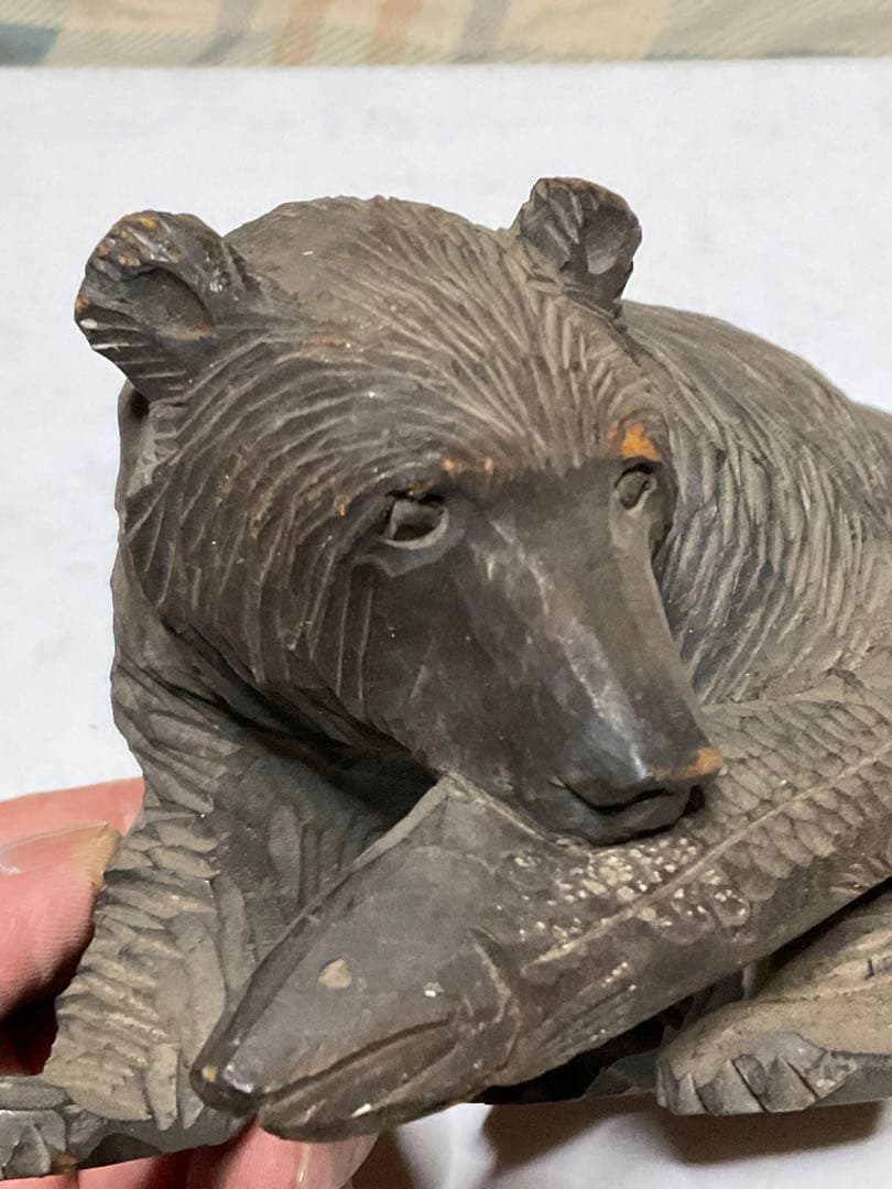 魚を咥えたヒグマ像／北海道の知床・ウトロの土産店にて購入した物です。