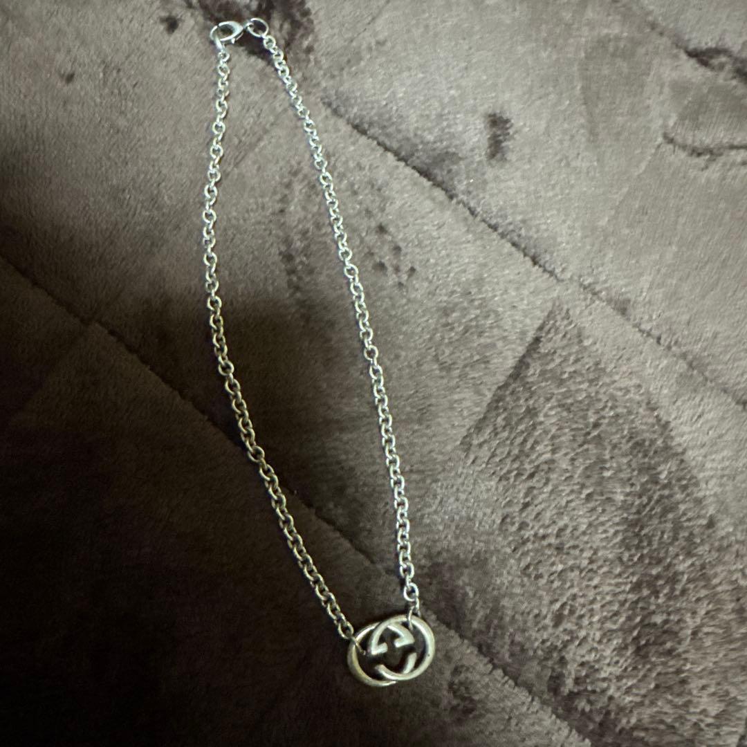 GUCCI シルバー ロゴ ネックレス
