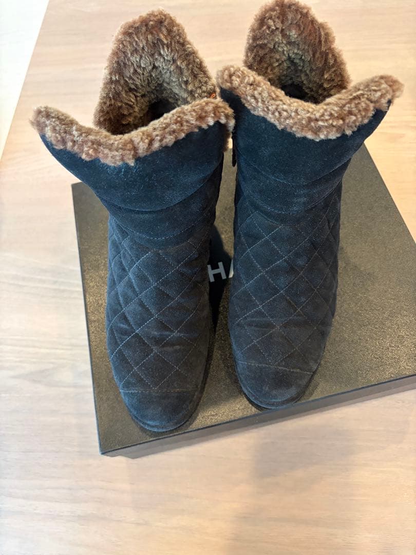 シャネルCHANEL⭐️ファー付きブラックスエードムートンブーツ ☆足元から大人可愛い☆【CHANEL】ムートン ショートブーツ (CHANEL