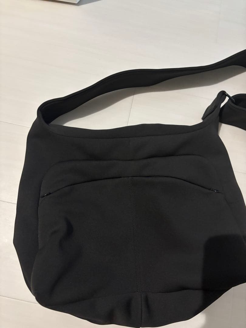 KAIKO ブラック メッセンジャーバッグ