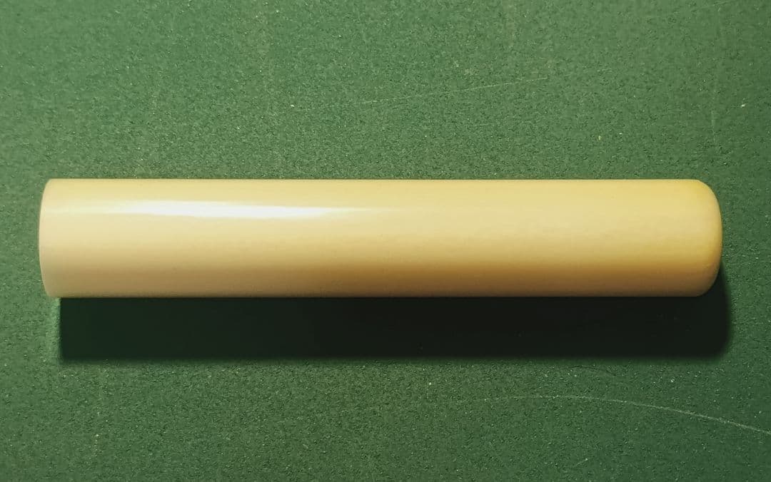 マッコウ鯨　マッコウ　鯨歯　クジラの歯　牙　印材　希少　約10.7g程度 マッコウ鯨歯のオーナメント「マッコウクジラ」 かごバッグ マテリアル