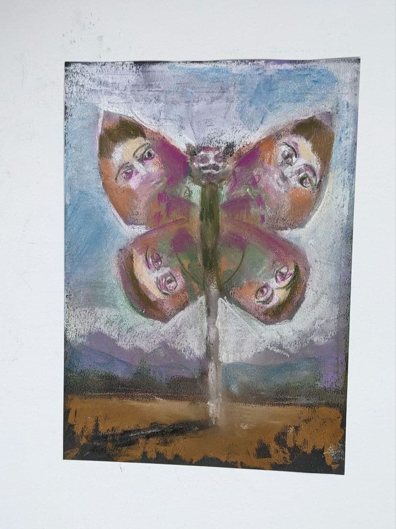 抽象的な蝶と顔のパステル画