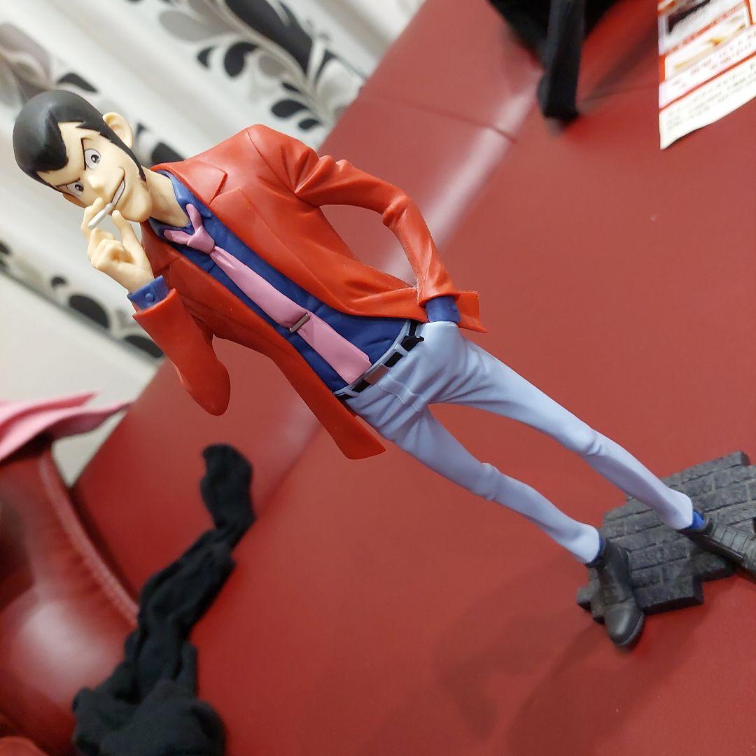 値下げ。ルパン三世 フィギュア 赤ジャケット - メルカリ