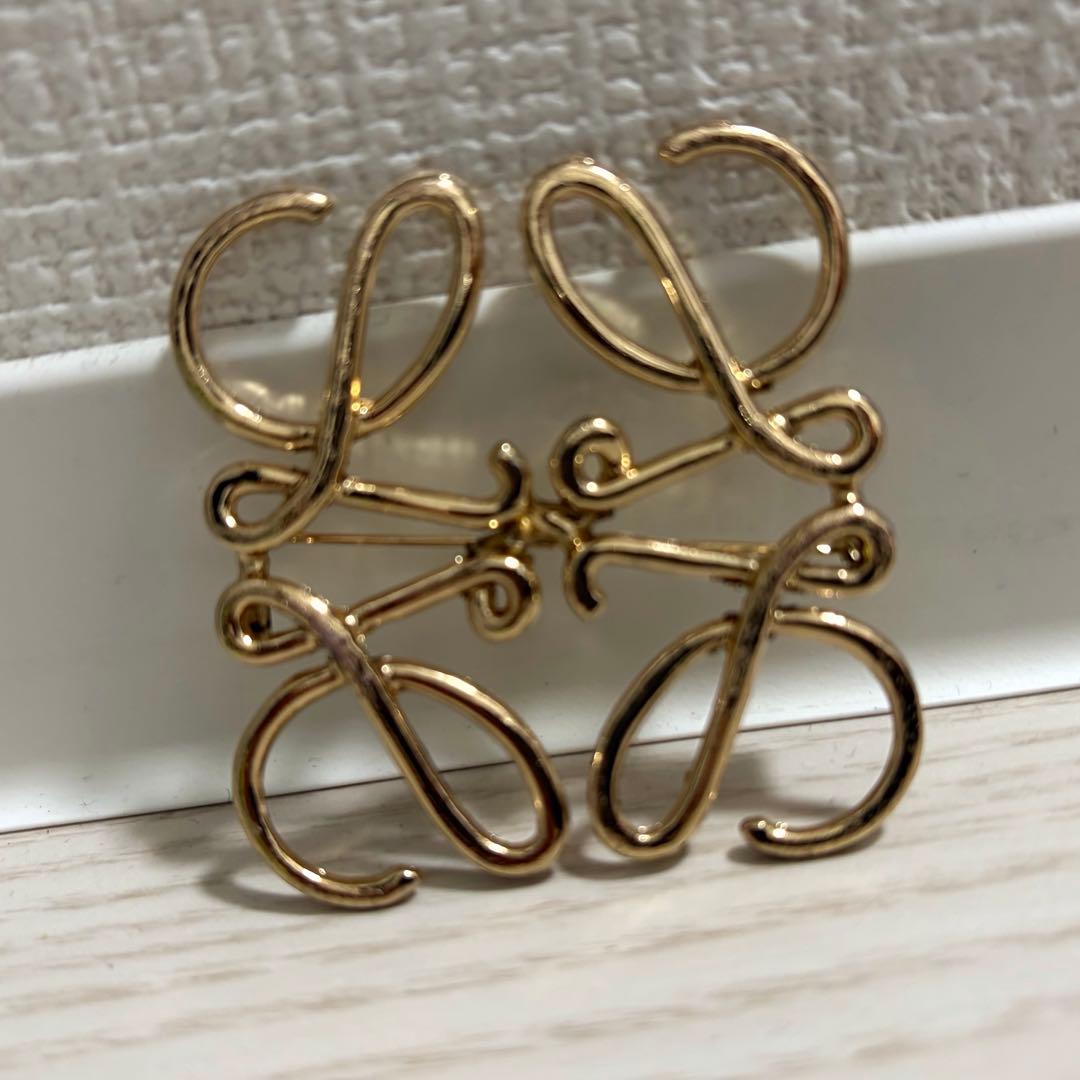 【正規品・良品】LOEWE　ブローチ　アナグラム　メタル　ゴールド　デカロゴ 上品可愛さにキュン♡【Loewe】アナグラム ブローチ/メタル (LOEWE