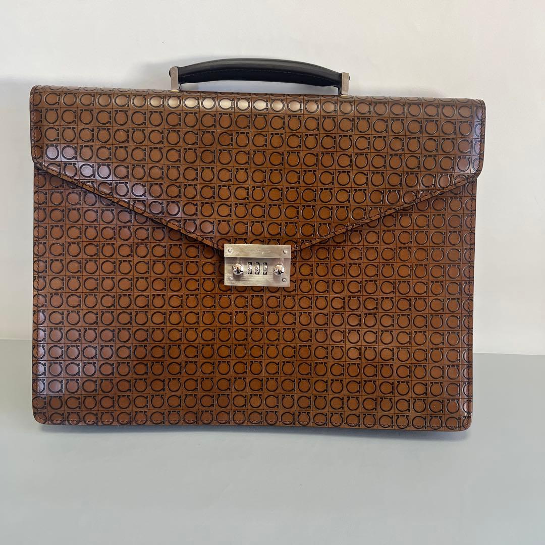 美品！サルヴァトーレ フェラガモ レザー ブリーフケース モノグラム ダイヤル式